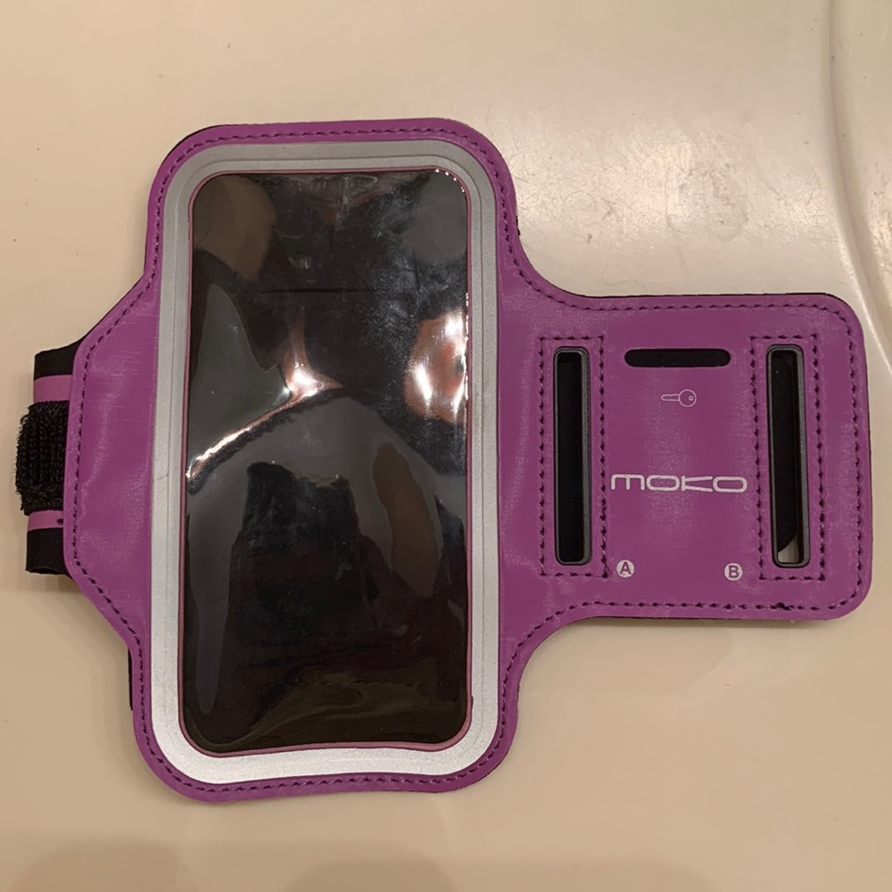Moko brand phone case. Straps to arm to use when exercising.